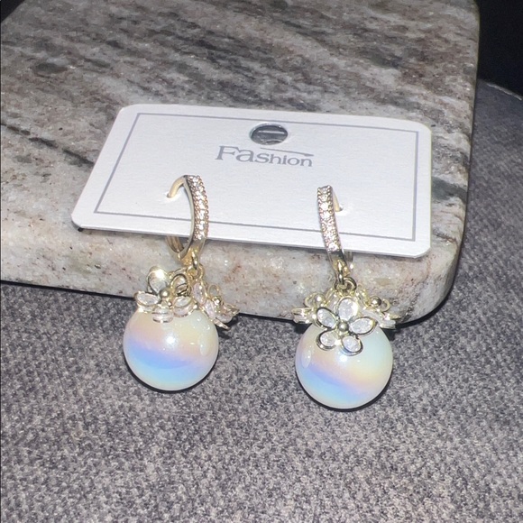 Jewelry - small Gold tone and iridescent Pearl earrings